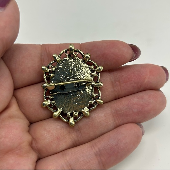 Vintage Style Victorian Blue Cameo Small Dainty Brooch Gold-Tone Rhinestones - Picture 3 of 6